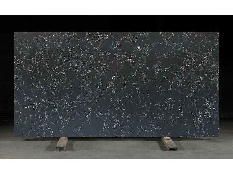 Superficies de cuarzo con aspecto de mármol negro con vetas blancas