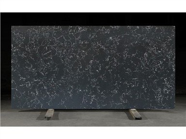 Superficies de cuarzo con aspecto de mármol negro con vetas blancas