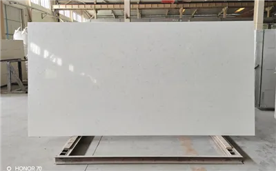 Blanco con losa de cuarzo de Carrara de línea pequeña